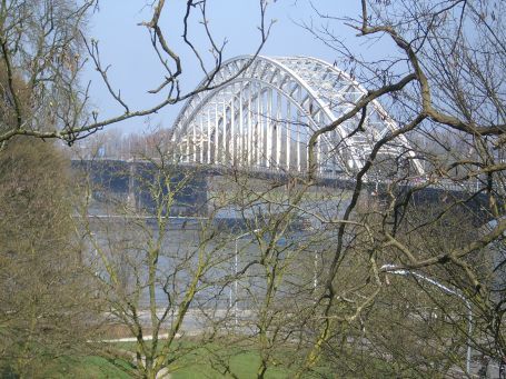 Nijmegen : Waalbrücke vom Valkhofpark gesehen